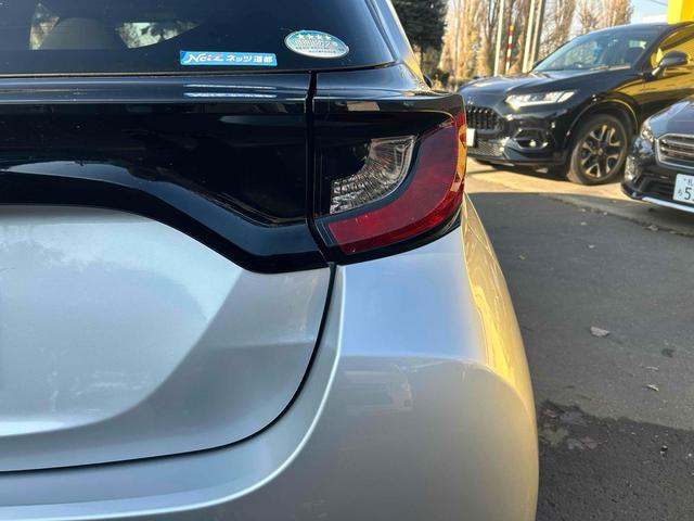 ヤリス Ｘ　４ＷＤ　オートクルーズコントロール　レーンアシスト　衝突被害軽減システム　オートマチックハイビーム　オートライト　スマートキー　ＣＶＴ　盗難防止システム　衝突安全ボディ　ＡＢＳ　ＥＳＣ　ＵＳＢ（10枚目）