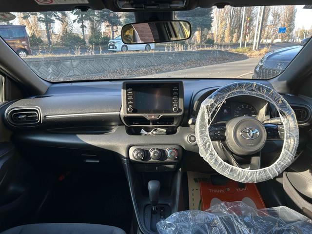 ヤリス Ｘ　４ＷＤ　オートクルーズコントロール　レーンアシスト　衝突被害軽減システム　オートマチックハイビーム　オートライト　スマートキー　ＣＶＴ　盗難防止システム　衝突安全ボディ　ＡＢＳ　ＥＳＣ　ＵＳＢ（11枚目）