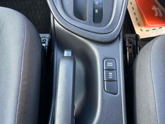 ヤリス Ｘ　４ＷＤ　オートクルーズコントロール　レーンアシスト　衝突被害軽減システム　オートマチックハイビーム　オートライト　スマートキー　ＣＶＴ　盗難防止システム　衝突安全ボディ　ＡＢＳ　ＥＳＣ　ＵＳＢ（19枚目）