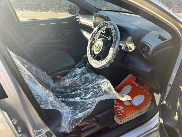 ヤリス Ｘ　４ＷＤ　オートクルーズコントロール　レーンアシスト　衝突被害軽減システム　オートマチックハイビーム　オートライト　スマートキー　ＣＶＴ　盗難防止システム　衝突安全ボディ　ＡＢＳ　ＥＳＣ　ＵＳＢ（21枚目）