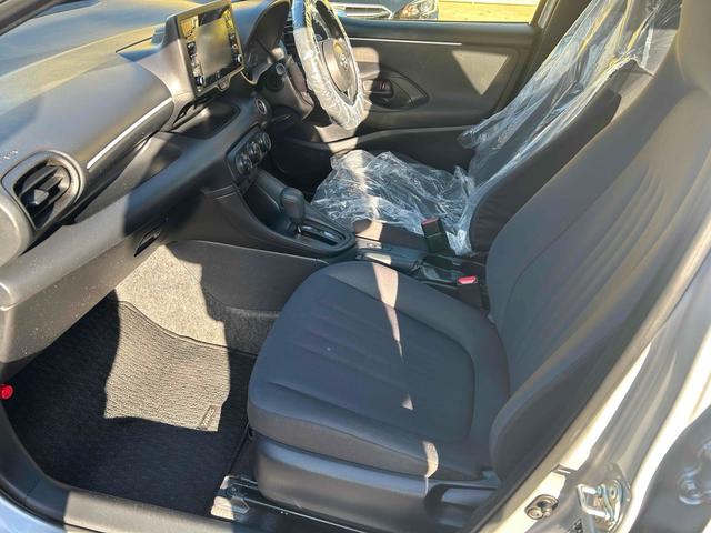 ヤリス Ｘ　４ＷＤ　オートクルーズコントロール　レーンアシスト　衝突被害軽減システム　オートマチックハイビーム　オートライト　スマートキー　ＣＶＴ　盗難防止システム　衝突安全ボディ　ＡＢＳ　ＥＳＣ　ＵＳＢ（22枚目）