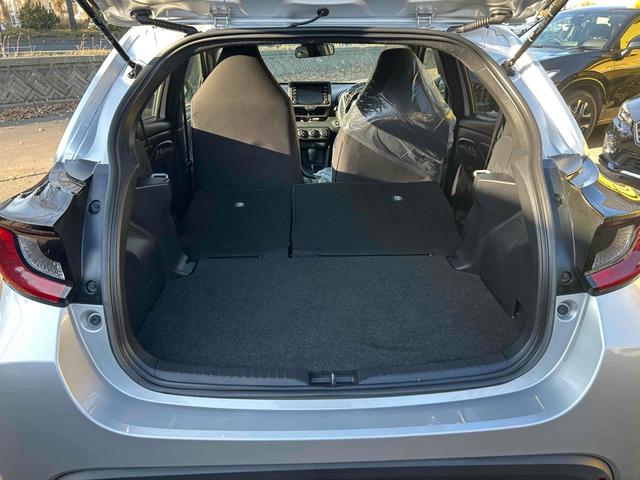 ヤリス Ｘ　４ＷＤ　オートクルーズコントロール　レーンアシスト　衝突被害軽減システム　オートマチックハイビーム　オートライト　スマートキー　ＣＶＴ　盗難防止システム　衝突安全ボディ　ＡＢＳ　ＥＳＣ　ＵＳＢ（25枚目）