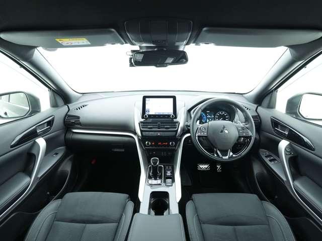 エクリプスクロスＰＨＥＶ Ｐ　テールゲートスポイラー　ドライブレコーダー　ＥＴＣ　スマホ連携８インチナビ　マルチアラウンドモニター　夏冬タイヤセット付　トノカバー　１５００Ｗ給電（7枚目）