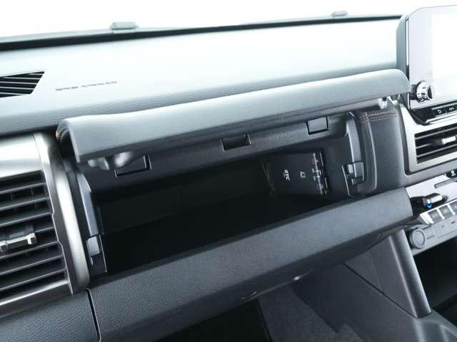 トライトン ＧＳＲ　純正スマホ連携ナビ　マルチアラウンドモニター　ルーフレール　マイパイロット　電動シート　シートヒーター　ドアハンドルプロテクター（14枚目）