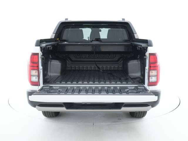 トライトン ＧＳＲ　純正スマホ連携ナビ　マルチアラウンドモニター　ルーフレール　マイパイロット　電動シート　シートヒーター　ドアハンドルプロテクター（21枚目）