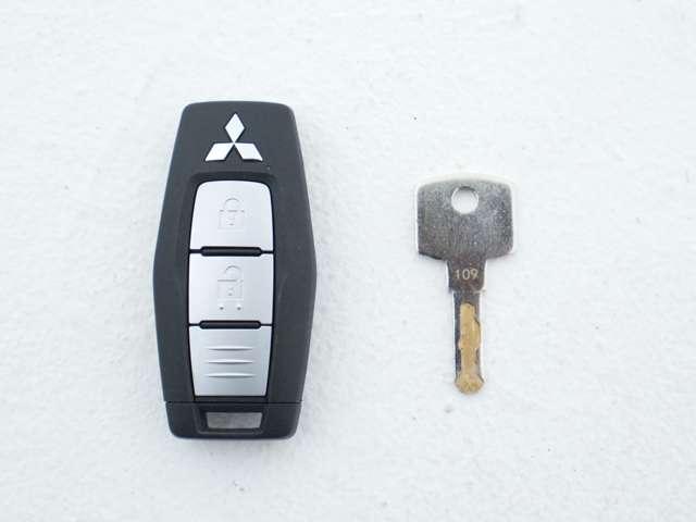 トライトン ＧＳＲ　純正スマホ連携ナビ　マルチアラウンドモニター　ルーフレール　マイパイロット　電動シート　シートヒーター　ドアハンドルプロテクター（27枚目）