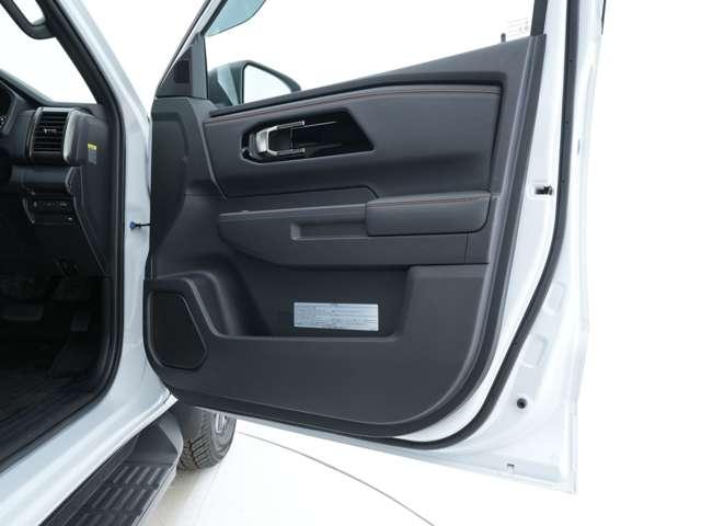 トライトン ＧＳＲ　純正スマホ連携ナビ　マルチアラウンドモニター　ルーフレール　マイパイロット　電動シート　シートヒーター　ドアハンドルプロテクター（34枚目）