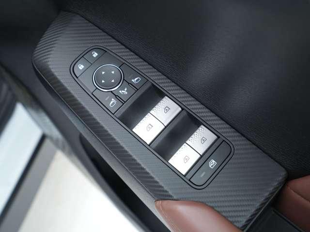 アウトランダーＰＨＥＶ Ｐエグゼクティブパッケージ　ＴＲＡＩＬパッケージ　フードデカール　エンジンフードエンブレム　フードガーニッシュ　大型テールゲートスポイラー　マッドフラップ　フロント・サイド・リヤ・フェンダー部プロテクター（40枚目）