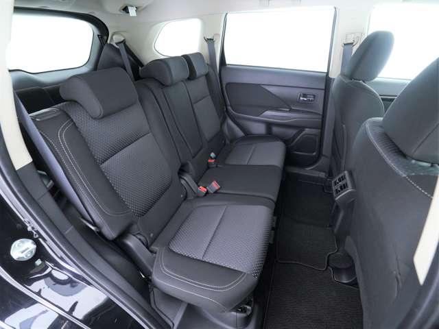 アウトランダー ２４Ｇ　９Ｖ型フローティングナビ　マルチアラウンドモニター　純正エンジンスターター　電動リアゲート　ハンドルヒーター　パドルシフト　防錆塗装歴有　ワンオーナー　ＬＥＤヘッドライト　オートマチックハイビーム（8枚目）