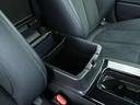 運転席と助手席の間にはコンソールボックスが備わっております!蓋はそのままアームレストとして利用が出来る他、内部はちょっとした収納スペースとなっております!