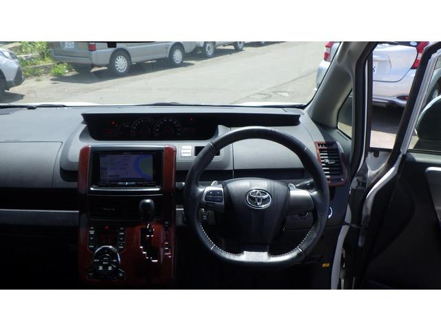 ヴォクシー ＺＳ　煌ＩＩ　４ＷＤ　ＥＴＣ　バックカメラ　ナビ　両側電動スライドドア　スマートキー　電動格納ミラー　３列シート　ウォークスルー　ＣＶＴ　　盗難防止システム　衝突安全ボディ（7枚目）