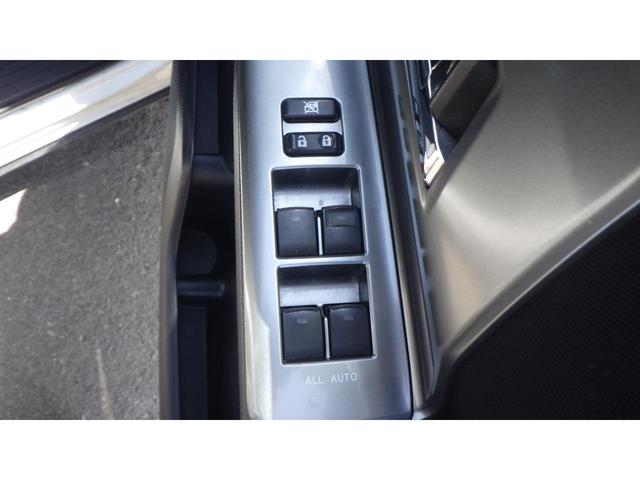 ヴォクシー ＺＳ　煌ＩＩ　４ＷＤ　ＥＴＣ　バックカメラ　ナビ　両側電動スライドドア　スマートキー　電動格納ミラー　３列シート　ウォークスルー　ＣＶＴ　　盗難防止システム　衝突安全ボディ（18枚目）