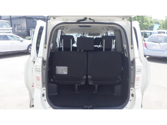 ヴォクシー ＺＳ　煌ＩＩ　４ＷＤ　ＥＴＣ　バックカメラ　ナビ　両側電動スライドドア　スマートキー　電動格納ミラー　３列シート　ウォークスルー　ＣＶＴ　　盗難防止システム　衝突安全ボディ（30枚目）