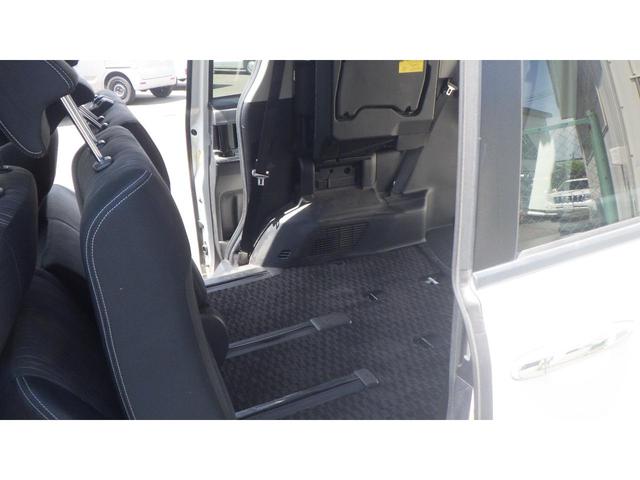 ヴォクシー ＺＳ　煌ＩＩ　４ＷＤ　ＥＴＣ　バックカメラ　ナビ　両側電動スライドドア　スマートキー　電動格納ミラー　３列シート　ウォークスルー　ＣＶＴ　　盗難防止システム　衝突安全ボディ（33枚目）