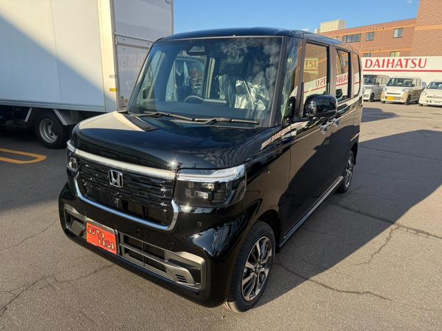N-BOXカスタム ベースグレード AT・4WD・スマートキー・両側スライド片側パワードア・ステアリングスイッチ・クルーズコントロール・横滑り防止装置・シートヒーター・バックカメラ・LEDヘッドライト・純正アルミホイール(4枚目)