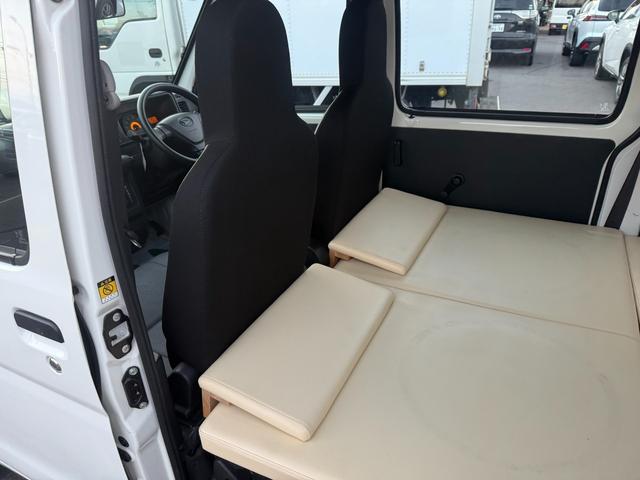 ハイゼットカーゴ スペシャルクリーンハイルーフ4WD キーレス・ちょいCamベッドキット付き・パートタイム4WD・リアヒーター・アイドリングストップ 両側スライドドア フルフラット エアバッグ エアコン パワーステアリング パワーウィンドウ ABS(17枚目)
