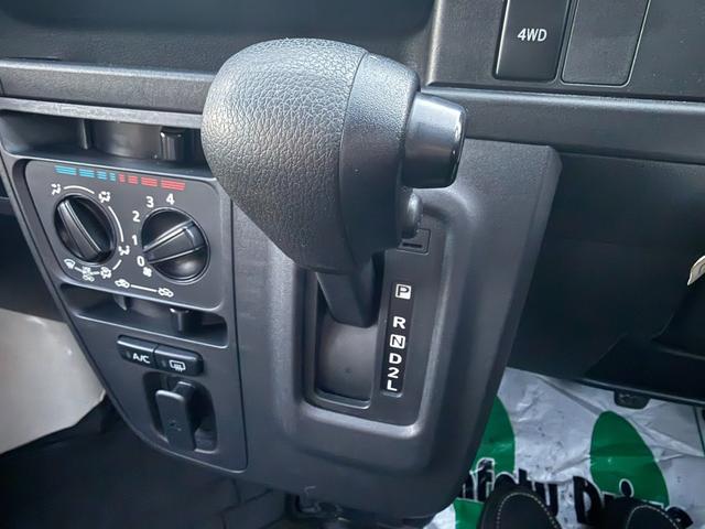 ハイゼットカーゴ スペシャルクリーンハイルーフ4WD キーレス・ちょいCamベッドキット付き・パートタイム4WD・リアヒーター・アイドリングストップ 両側スライドドア フルフラット エアバッグ エアコン パワーステアリング パワーウィンドウ ABS(19枚目)