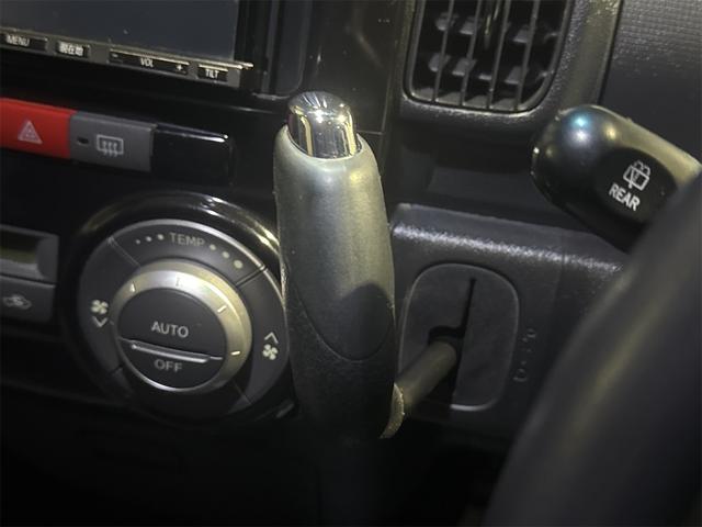 必ず使用するシフトレバー。確りと確認したいですね。