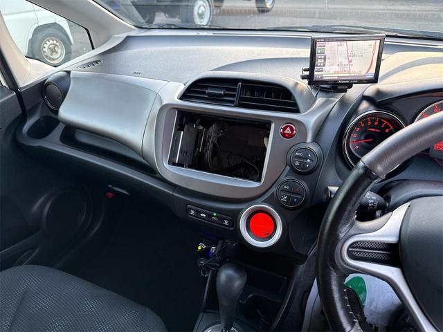 フィット １３Ｇ・スマートセレクション　ファインスタイル　ナビ　アルミホイール　ＨＩＤ　スマートキー　電動格納ミラー　ＣＶＴ　盗難防止システム　衝突安全ボディ　ＡＢＳ　エアコン　パワーステアリング（3枚目）