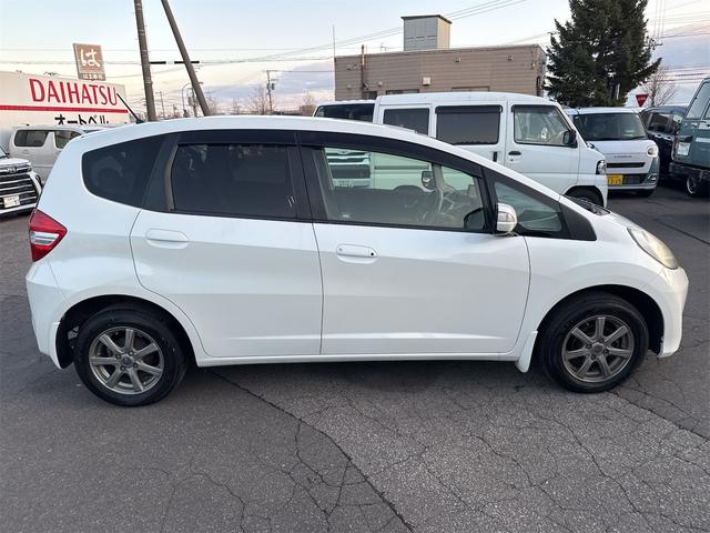 フィット １３Ｇ・スマートセレクション　ファインスタイル　ナビ　アルミホイール　ＨＩＤ　スマートキー　電動格納ミラー　ＣＶＴ　盗難防止システム　衝突安全ボディ　ＡＢＳ　エアコン　パワーステアリング（15枚目）