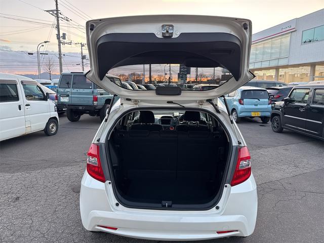 フィット １３Ｇ・スマートセレクション　ファインスタイル　ナビ　アルミホイール　ＨＩＤ　スマートキー　電動格納ミラー　ＣＶＴ　盗難防止システム　衝突安全ボディ　ＡＢＳ　エアコン　パワーステアリング（20枚目）