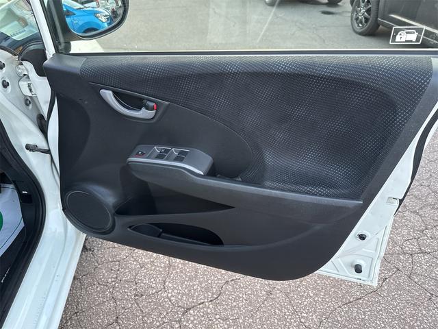 フィット １３Ｇ・スマートセレクション　ファインスタイル　ナビ　アルミホイール　ＨＩＤ　スマートキー　電動格納ミラー　ＣＶＴ　盗難防止システム　衝突安全ボディ　ＡＢＳ　エアコン　パワーステアリング（22枚目）