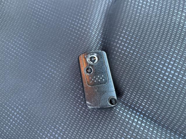 フィット １３Ｇ・スマートセレクション　ファインスタイル　ナビ　アルミホイール　ＨＩＤ　スマートキー　電動格納ミラー　ＣＶＴ　盗難防止システム　衝突安全ボディ　ＡＢＳ　エアコン　パワーステアリング（23枚目）