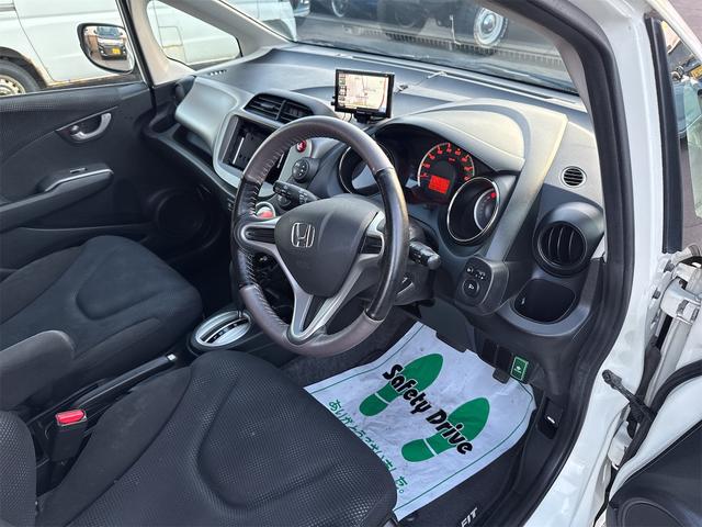 フィット １３Ｇ・スマートセレクション　ファインスタイル　ナビ　アルミホイール　ＨＩＤ　スマートキー　電動格納ミラー　ＣＶＴ　盗難防止システム　衝突安全ボディ　ＡＢＳ　エアコン　パワーステアリング（24枚目）