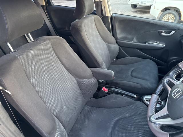 フィット １３Ｇ・スマートセレクション　ファインスタイル　ナビ　アルミホイール　ＨＩＤ　スマートキー　電動格納ミラー　ＣＶＴ　盗難防止システム　衝突安全ボディ　ＡＢＳ　エアコン　パワーステアリング（25枚目）