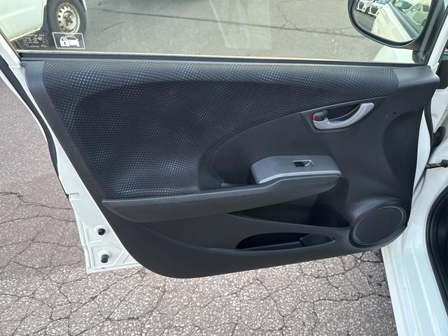 フィット １３Ｇ・スマートセレクション　ファインスタイル　ナビ　アルミホイール　ＨＩＤ　スマートキー　電動格納ミラー　ＣＶＴ　盗難防止システム　衝突安全ボディ　ＡＢＳ　エアコン　パワーステアリング（29枚目）