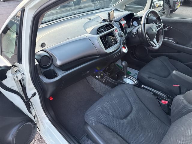 フィット １３Ｇ・スマートセレクション　ファインスタイル　ナビ　アルミホイール　ＨＩＤ　スマートキー　電動格納ミラー　ＣＶＴ　盗難防止システム　衝突安全ボディ　ＡＢＳ　エアコン　パワーステアリング（30枚目）