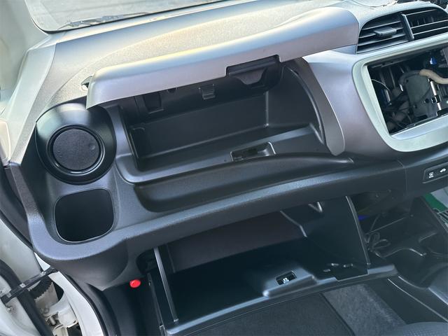 フィット １３Ｇ・スマートセレクション　ファインスタイル　ナビ　アルミホイール　ＨＩＤ　スマートキー　電動格納ミラー　ＣＶＴ　盗難防止システム　衝突安全ボディ　ＡＢＳ　エアコン　パワーステアリング（33枚目）