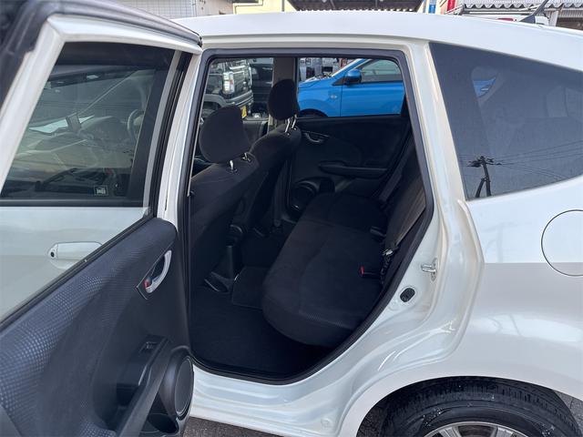 フィット １３Ｇ・スマートセレクション　ファインスタイル　ナビ　アルミホイール　ＨＩＤ　スマートキー　電動格納ミラー　ＣＶＴ　盗難防止システム　衝突安全ボディ　ＡＢＳ　エアコン　パワーステアリング（34枚目）