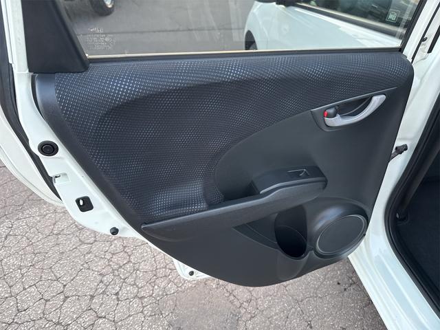 フィット １３Ｇ・スマートセレクション　ファインスタイル　ナビ　アルミホイール　ＨＩＤ　スマートキー　電動格納ミラー　ＣＶＴ　盗難防止システム　衝突安全ボディ　ＡＢＳ　エアコン　パワーステアリング（35枚目）
