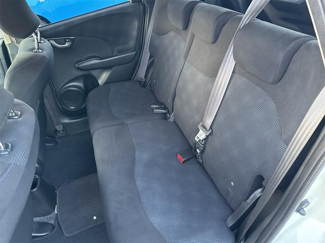 フィット １３Ｇ・スマートセレクション　ファインスタイル　ナビ　アルミホイール　ＨＩＤ　スマートキー　電動格納ミラー　ＣＶＴ　盗難防止システム　衝突安全ボディ　ＡＢＳ　エアコン　パワーステアリング（37枚目）