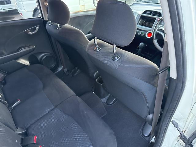 フィット １３Ｇ・スマートセレクション　ファインスタイル　ナビ　アルミホイール　ＨＩＤ　スマートキー　電動格納ミラー　ＣＶＴ　盗難防止システム　衝突安全ボディ　ＡＢＳ　エアコン　パワーステアリング（40枚目）