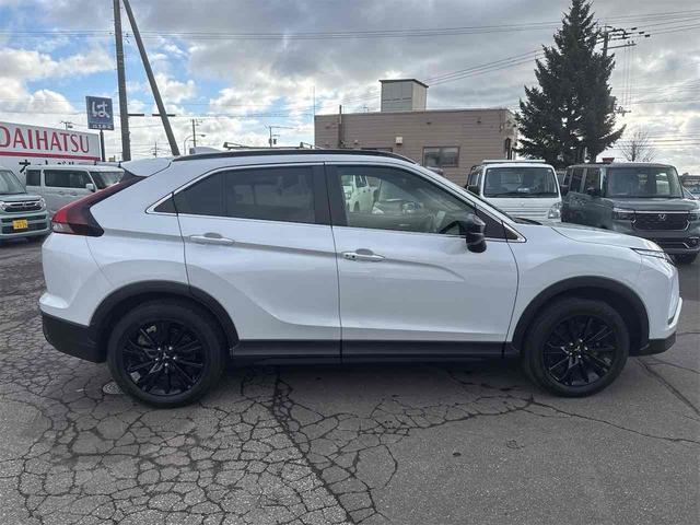エクリプスクロス ブラックエディション　４ＷＤ　全周囲カメラ　クリアランスソナー　オートクルーズコントロール　レーンアシスト　衝突被害軽減システム　サンルーフ　ナビ　ＴＶ　オートライト　電動リアゲート　アルミホイール　スマートキー（15枚目）