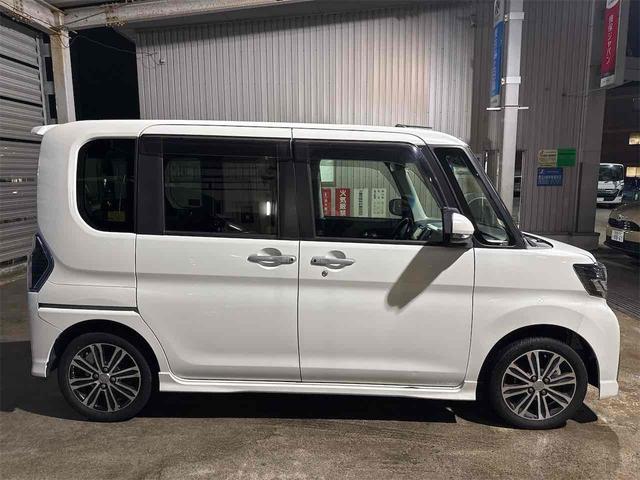 タント カスタムＲＳ　トップエディションＳＡＩＩＩ　４ＷＤ　両側電動スライドドア　ナビ　クリアランスソナー　衝突被害軽減システム　オートマチックハイビーム　オートライト　ＬＥＤヘッドランプ　スマートキー　アイドリングストップ　電動格納ミラー（8枚目）