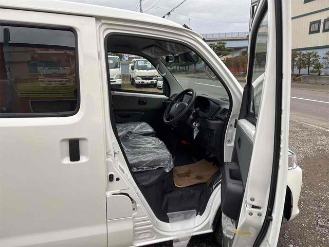 タウンエースバン ＧＬ　４ＷＤ　クリアランスソナー　衝突被害軽減システム　両側スライドドア　オートライト　キーレスエントリー　アイドリングストップ　ＡＴ　ＥＳＣ　エアコン　パワーステアリング　パワーウィンドウ（10枚目）