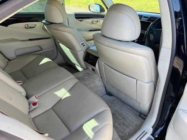 ＬＳ ＬＳ６００ｈ　Ｉパッケージ　４ＷＤ　純正ＨＤＤナビ　バックカメラ　マークレビンソン　ホワイトレザーシート　パワーシート　クルコン　ステアリングヒーター　コーナーセンサー　シートヒーター　エアシート　スマートキー　プッシュスタート（30枚目）