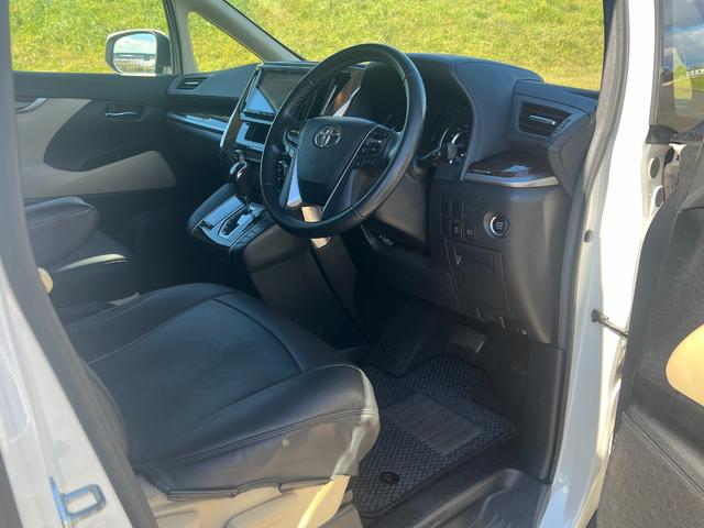 アルファード 2.5X 4WD トヨタセーフティセンス 社外8インチナビ CD DVD Bluetooth バックカメラ フルセグTV フリップダウンモニターLEDヘッドライト エンジンスターター クルーズコントロール(27枚目)