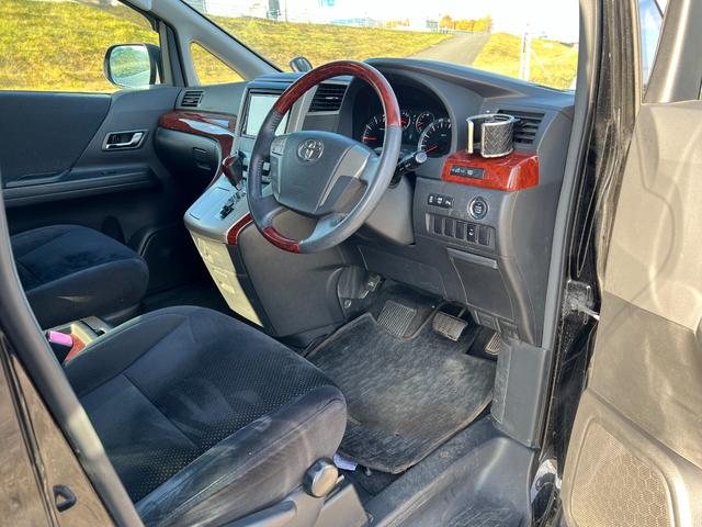 ヴェルファイア ２．４Ｚ　プラチナセレクションＩＩ　４ＷＤ　アルパインＨＤＤナビ　ＣＤ　ＤＶＤ　フルセグＴＶ　バックカメラ　両側パワースライドドア　パワーバックドア　フリップダウンモニター　寒冷地仕様　横滑り防止　ＨＩＤ　フォグライト　オットマン（28枚目）