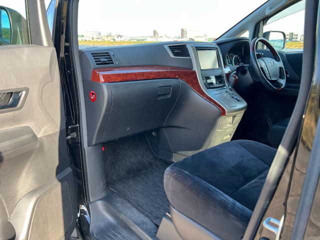 ヴェルファイア ２．４Ｚ　プラチナセレクションＩＩ　４ＷＤ　アルパインＨＤＤナビ　ＣＤ　ＤＶＤ　フルセグＴＶ　バックカメラ　両側パワースライドドア　パワーバックドア　フリップダウンモニター　寒冷地仕様　横滑り防止　ＨＩＤ　フォグライト　オットマン（32枚目）