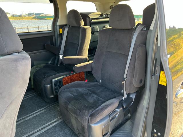 ヴェルファイア ２．４Ｚ　プラチナセレクションＩＩ　４ＷＤ　アルパインＨＤＤナビ　ＣＤ　ＤＶＤ　フルセグＴＶ　バックカメラ　両側パワースライドドア　パワーバックドア　フリップダウンモニター　寒冷地仕様　横滑り防止　ＨＩＤ　フォグライト　オットマン（33枚目）