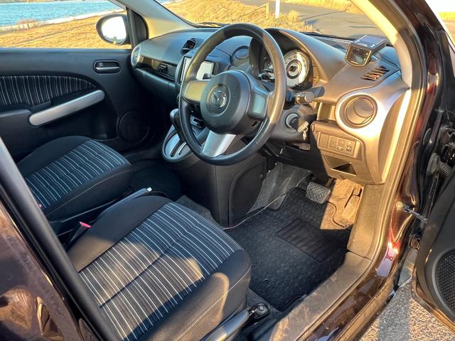 デミオ １３Ｃ　社外ナビ　ＣＤ　Ｂｌｕｅｔｏｏｔｈ　ワンセグＴＶ　キーレスキー　レベライザー　フォグ（26枚目）