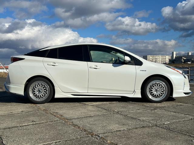 プリウス S 社外8インチナビ CD DVD Bluetooth バックカメラ モデリスタエアロ スマートキー 横滑り防止(4枚目)