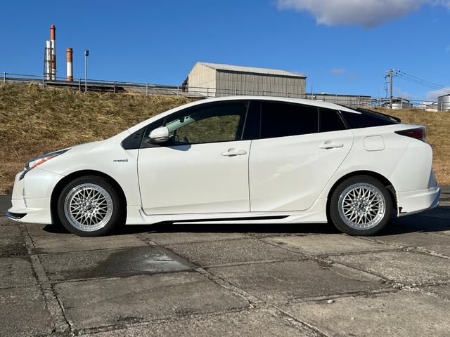 プリウス S 社外8インチナビ CD DVD Bluetooth バックカメラ モデリスタエアロ スマートキー 横滑り防止(5枚目)