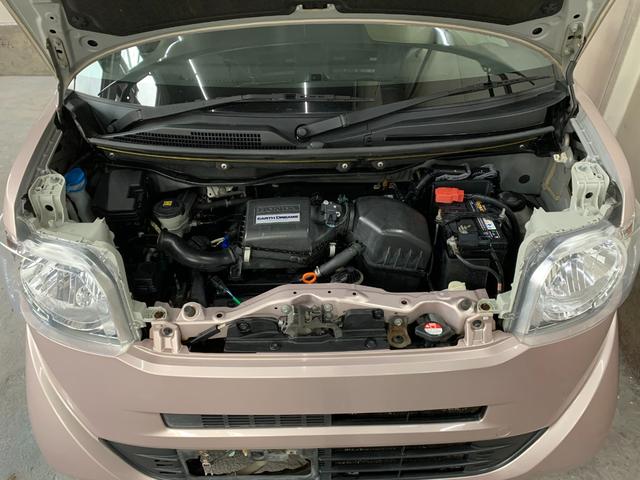 納車前点検では整備スタッフがエンジンルームや足回りなどを丁寧に点検し安心してお客様に乗って頂けるよう心掛けております。