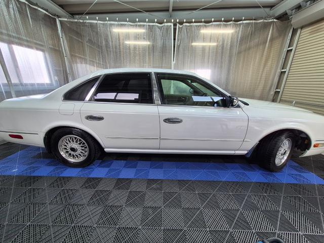 プレジデントＪＳ タイプＧ　オートクルーズコントロール　ナビ　アルミホイール　オートライト　ＨＩＤ　ＡＴ　シートヒーター　キーレスエントリー　パワーシート　カセット　衝突安全ボディ　ＡＢＳ　エアコン　パワーステアリング（3枚目）