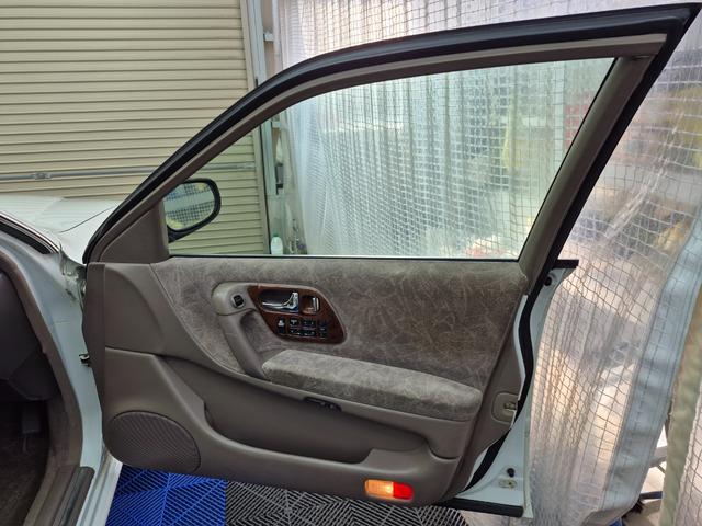 プレジデントＪＳ タイプＧ　オートクルーズコントロール　ナビ　アルミホイール　オートライト　ＨＩＤ　ＡＴ　シートヒーター　キーレスエントリー　パワーシート　カセット　衝突安全ボディ　ＡＢＳ　エアコン　パワーステアリング（16枚目）